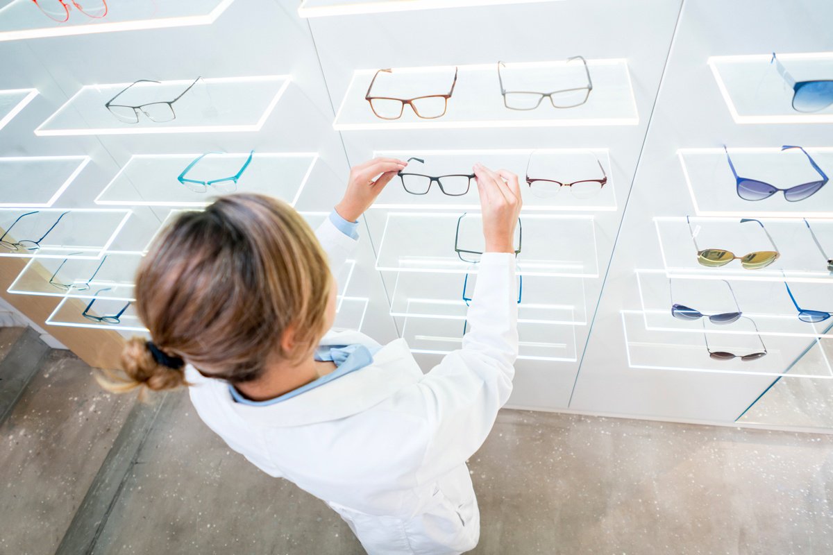 Scopri come avere un arredamento del tuo negozio di ottica al top e valorizzare gli occhiali in vendita